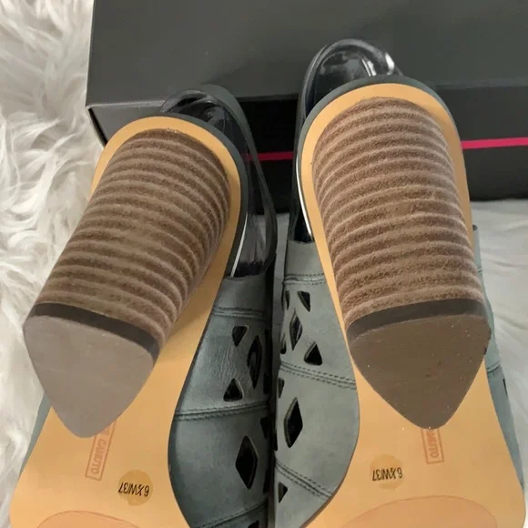 Vince Camuto Deverly Sandal Size 6.5 Wide - Picture 5 of 12